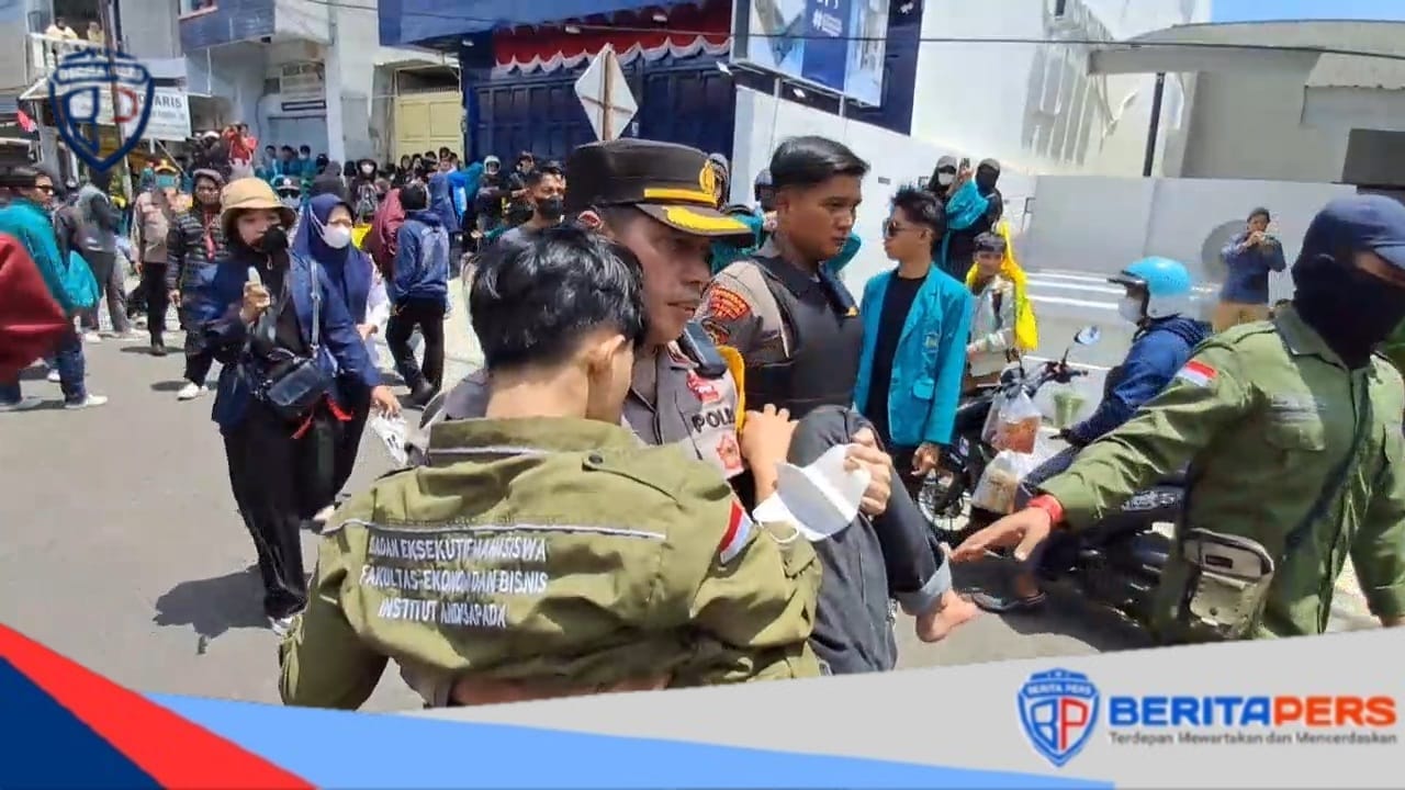 Wakapolres Parepare Gendong Mahasiswa Pingsan di Tengah Aksi Demo