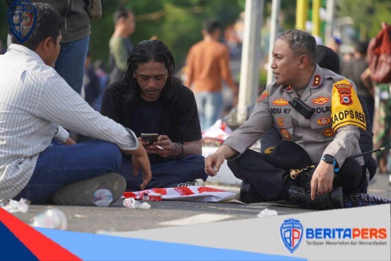 Kapolres Parepare Pilih Humanis, Duduk Bersama Mahasiswa di Tengah Aksi DPRD