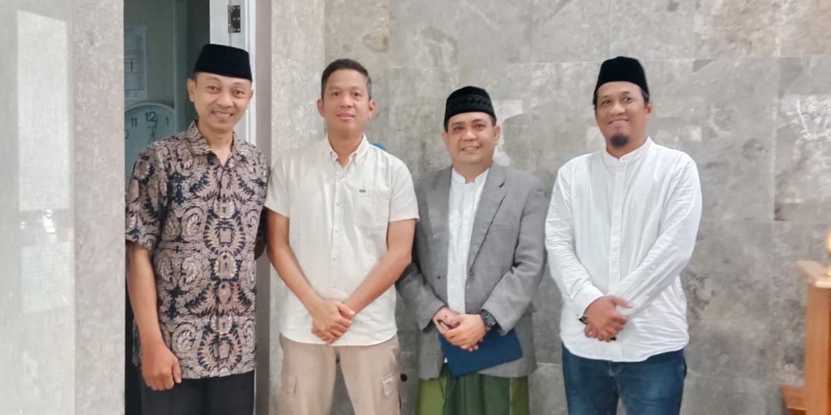 Khatib Bersama Bapak Kadis E-SDM Kota Makassar dan Pengurus Mesjid Amanah 