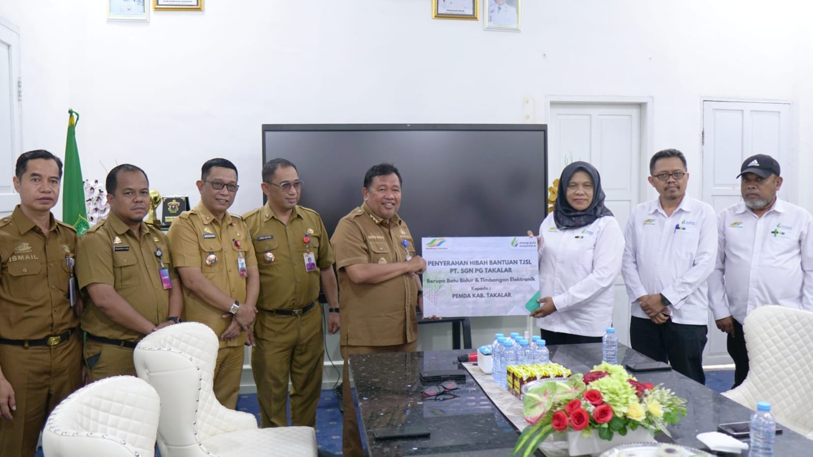 Bupati Takalar Terima Bantuan TJSL dari PT. SGN PG Takalar