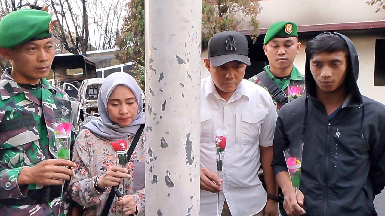 Mahasiswa, TNI, dan Pimpinan DPRD Gelar Tabur Bunga di Gedung DPRD Makassar