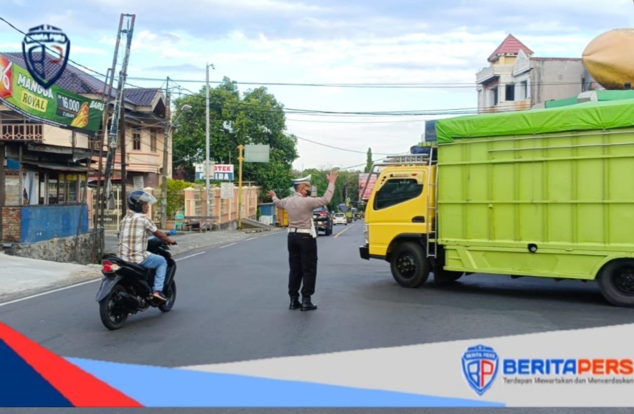 Polantas Polsek Ujung Lakukan Pengendalian Arus Kendaraan, Pelayanan Disiang Hari