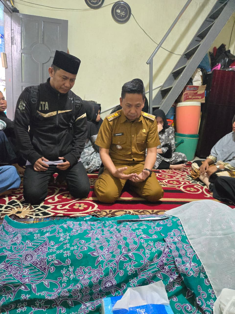 Camat Wajo Tunjukkan Kepedulian, Kunjungi Warga yang Berduka