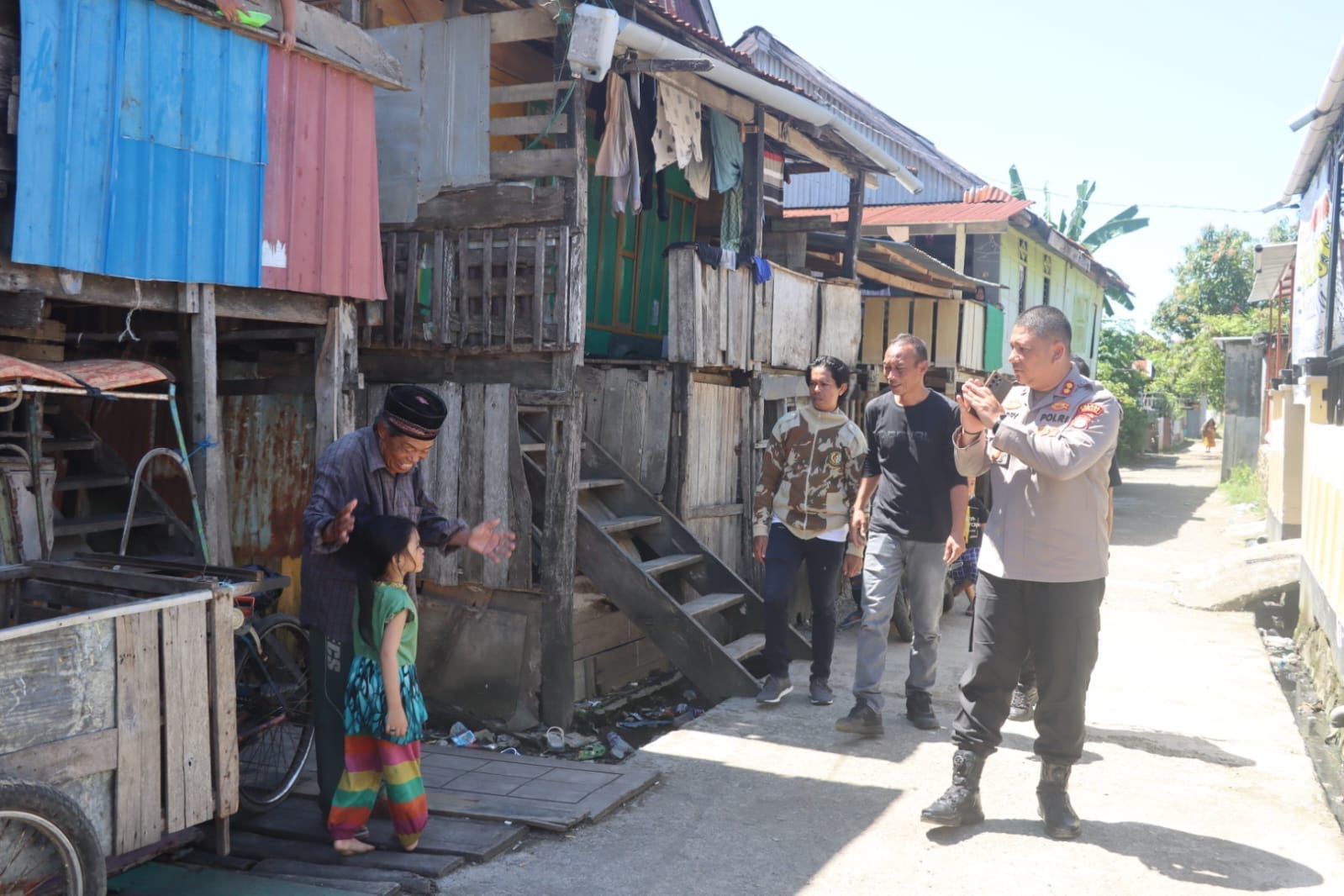 Peduli Sesama, Kapolres Sinjai Kirim Tim Dokkes dan Berikan Bantuan untuk Anak Derita Lumpuh Layu.