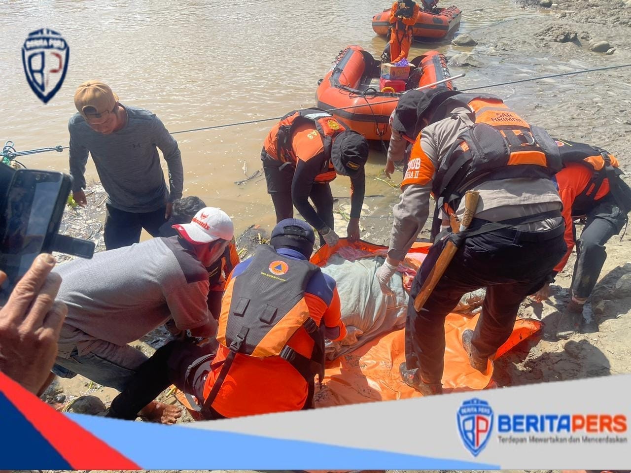 Batalyon B Pelopor Brimob dan Potensi SAR Temukan Korban di Pinrang