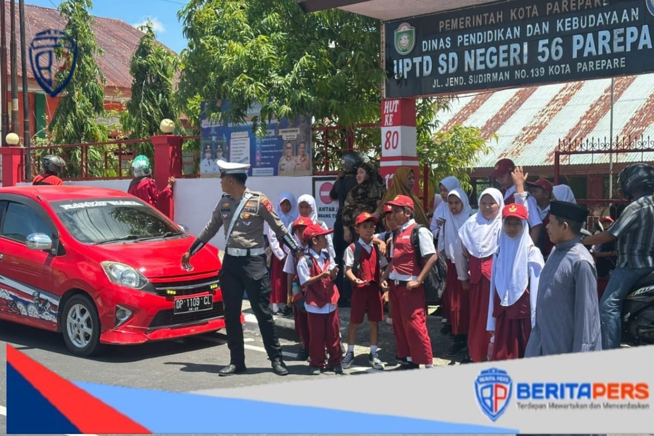 Pengaturan Siang Sat Lantas Polres Parepare, Beri Perlindungi Pelajar Saat Pulang Sekolah