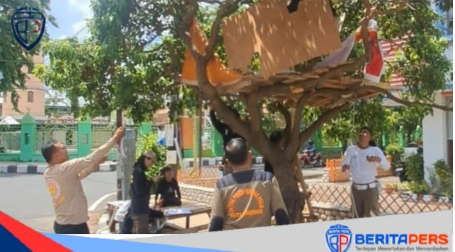 Satpol PP Parepare Bongkar Rumah Pohon Liar di Depan Money Changer H. Latunrung
