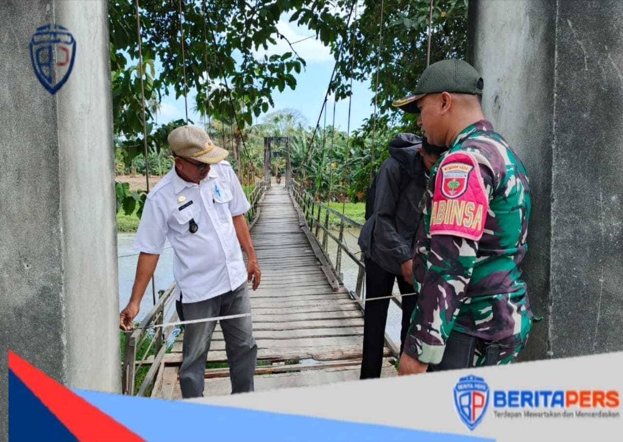 Babinsa Suppa Data Kondisi Jembatan Gantung di Desa Polewali