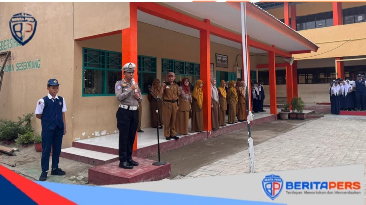 Kasat Lantas Polres Parepare Edukasi Pelajar SMPN 10 Tertib Berlalu Lintas.