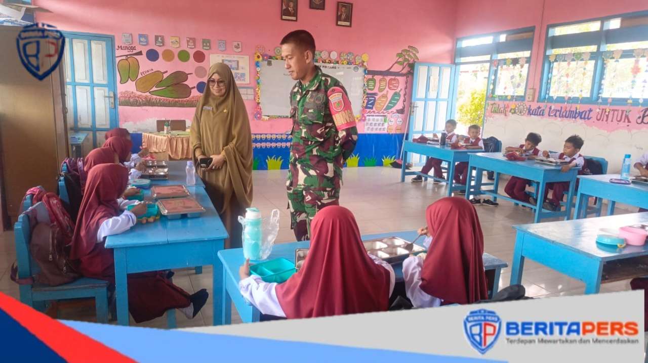 Dukung Pendidikan Anak, Babinsa Lakukan Pemantauan Program MBG Sekolah