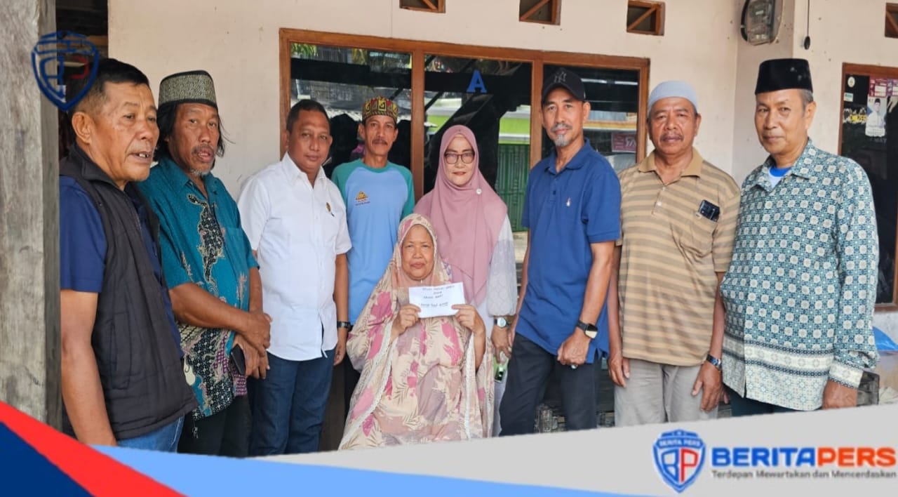 Pengurus Hikma Bacukiki Barat Serahkan Bantuan Kepada Korban Kebakaran di Jalan Pelanduk