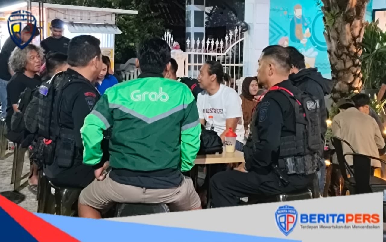 Begini Cara Brimob Parepare Sampaikan Pesan Kamtibmas di Kafe