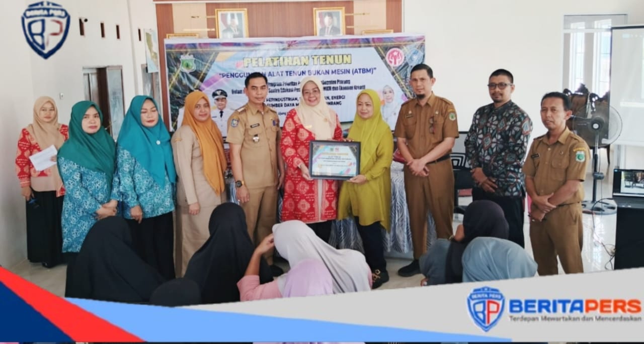 Ketua Dekranasda Pinrang Serahkan Bantuan Alat Tenun di Desa Lero