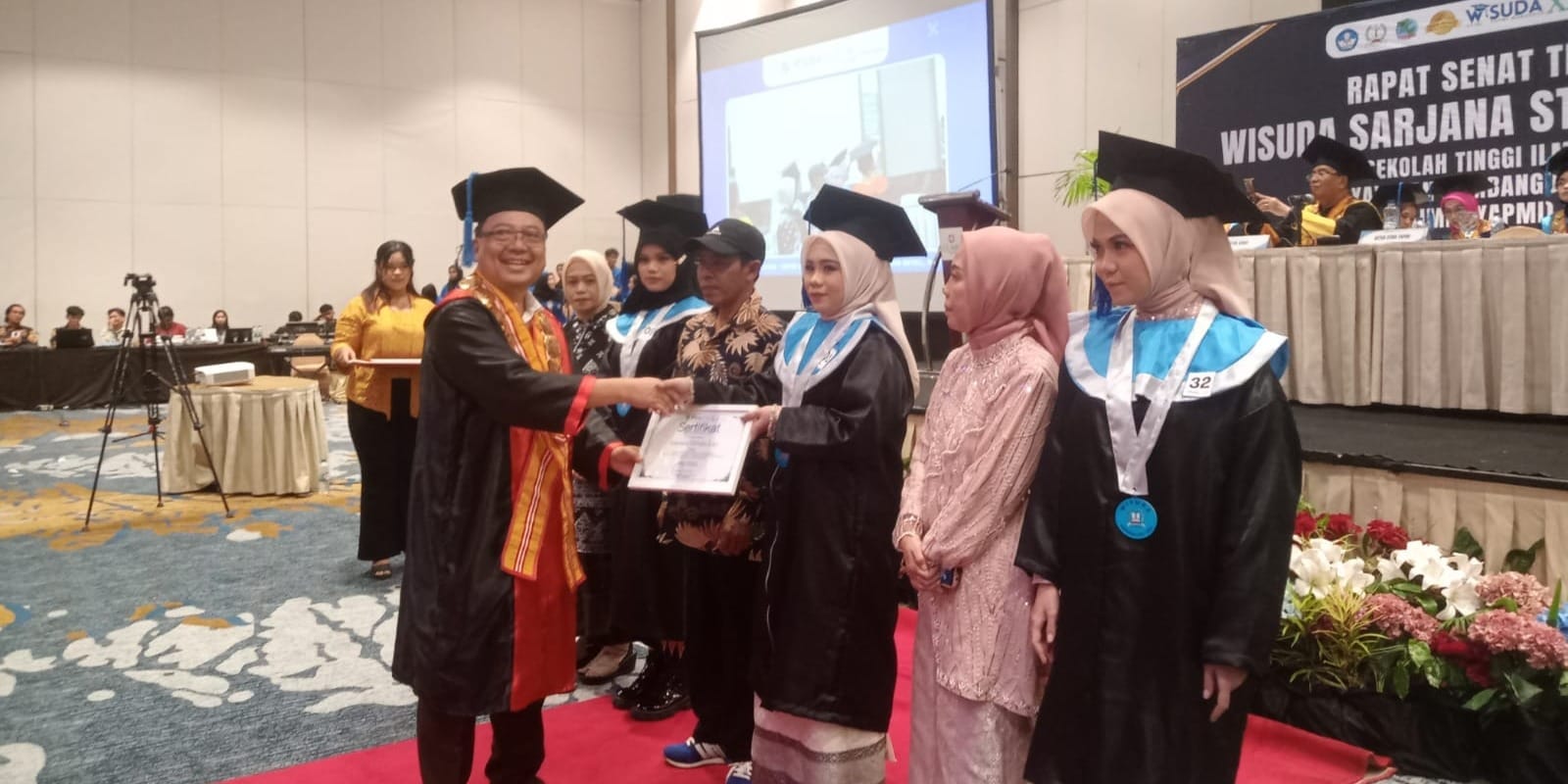 Ketua STIMI YAPMI Makassar. Dr. Ibrahim Syah, S.E., M.M Bersama Dengan Wisudawan Terbaik