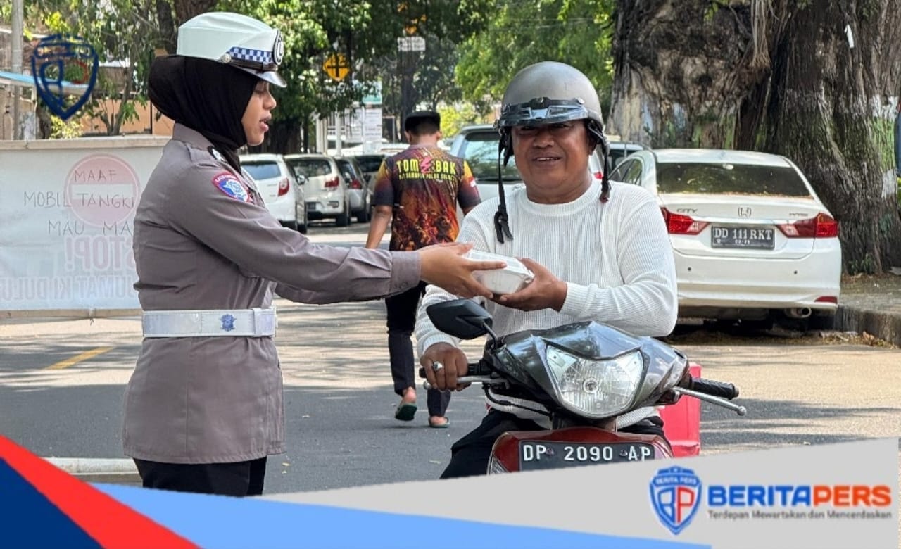 Jumat Berkah Jadi Momentum Polantas Polres Parepare Menyapa Dan Berbagi