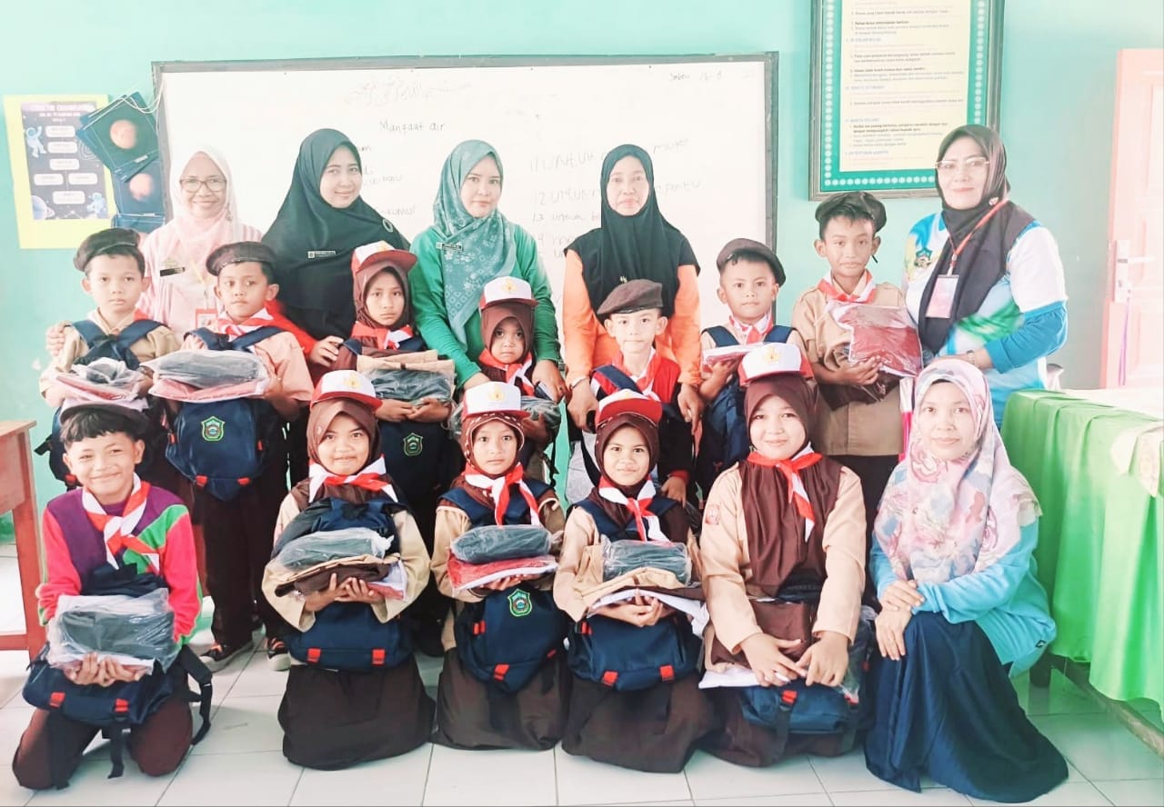 Kepsek Hajjah Sarniya Serahkan Bantuan Paket Seragam Sekolah Kepada Siswa SDN 99 Kampung Beru