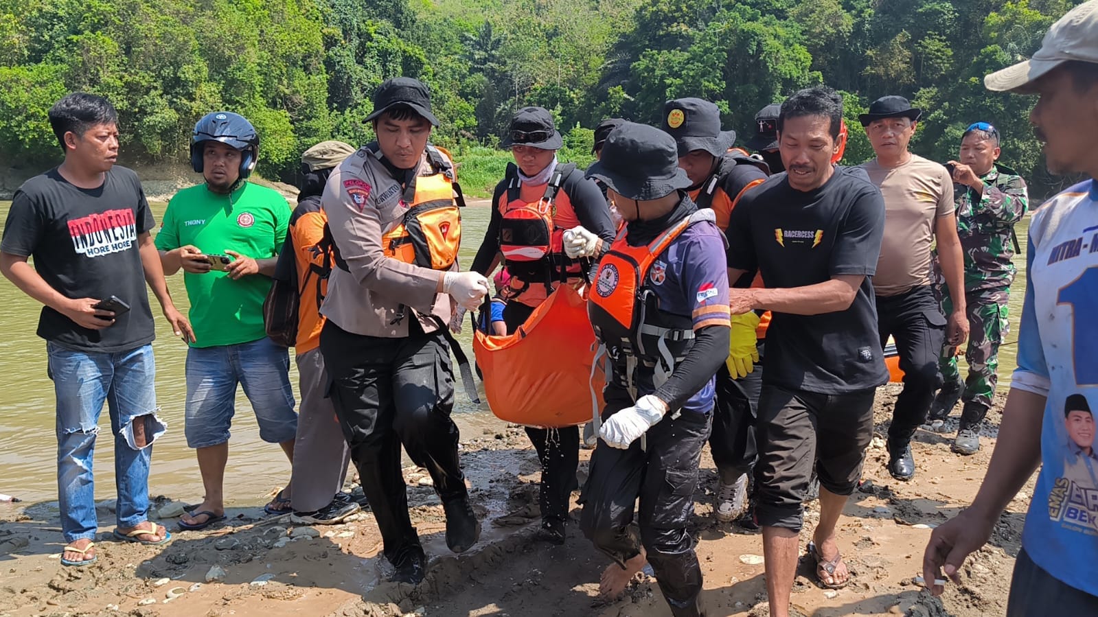 Tim SAR Batalyon B Pelopor Satbrimob Polda Sulsel Berhasil Temukan Korban Tenggelam di Sungai