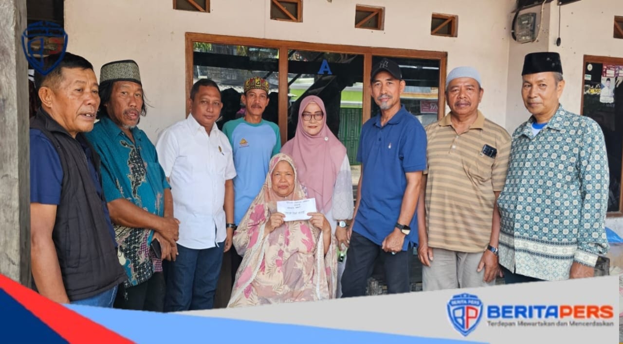 Pengurus Hikma Bacukiki Barat Serahkan Bantuan Korban Kebakaran di Jalan Pelanduk