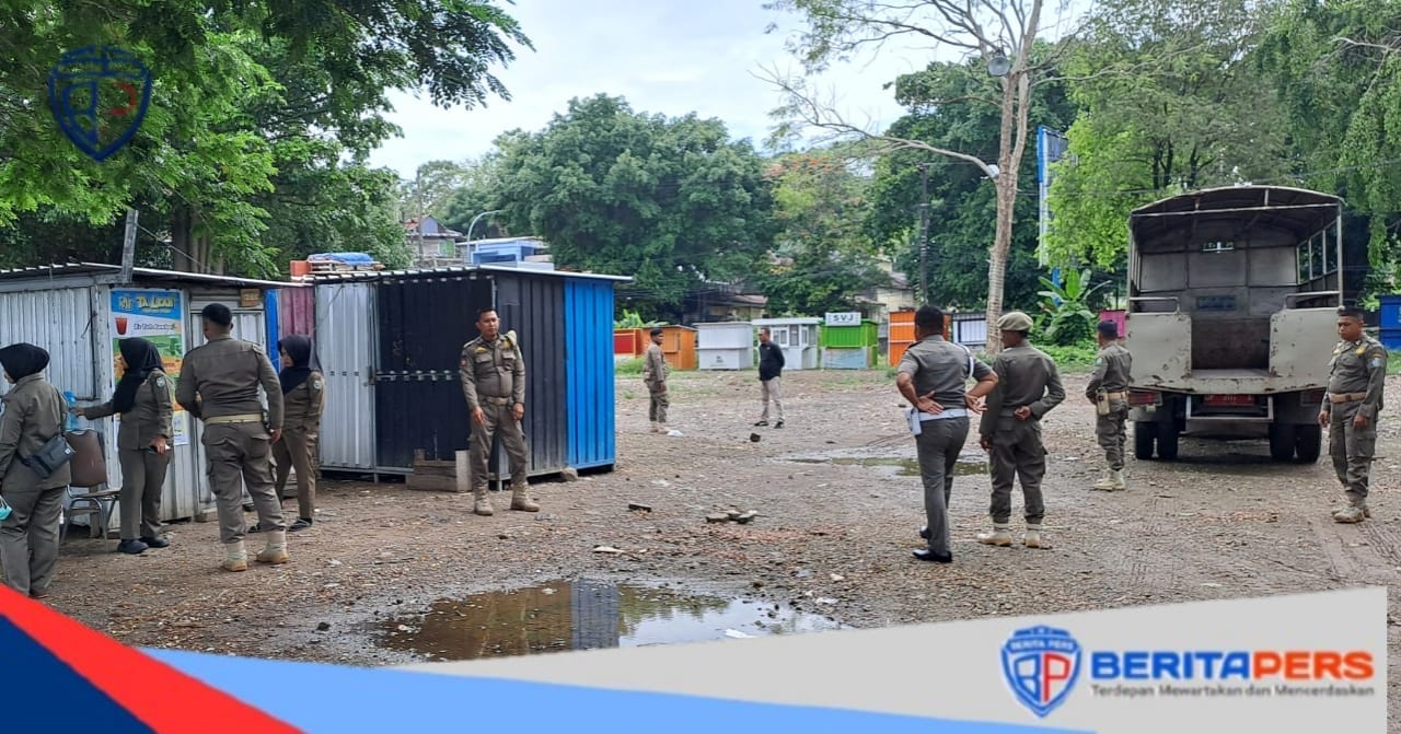 Satpol PP Kota Parepare Lakukan Pembenahan Kawasan PKL Kampung Enjoy