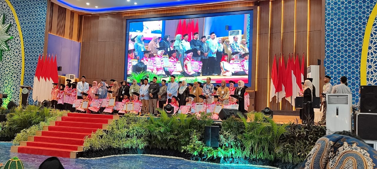 Ratusan Santri TPA Binaan LPPTKA Bkprmi Makassar di Wisuda