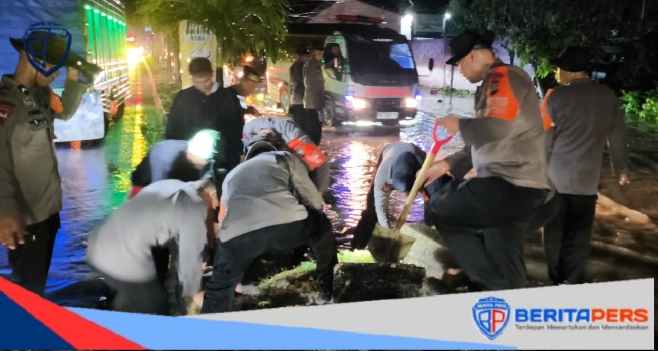 Tim SAR Brimob Polda Sulsel Sigap Atur Lalu Lintas dan Buka Jalur Banjir Barru
