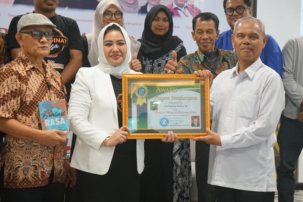 Tokoh Wanita Pejuang UKM Sulsel, Gerhanita Syam, Terima Penghargaan Profas Award 2025