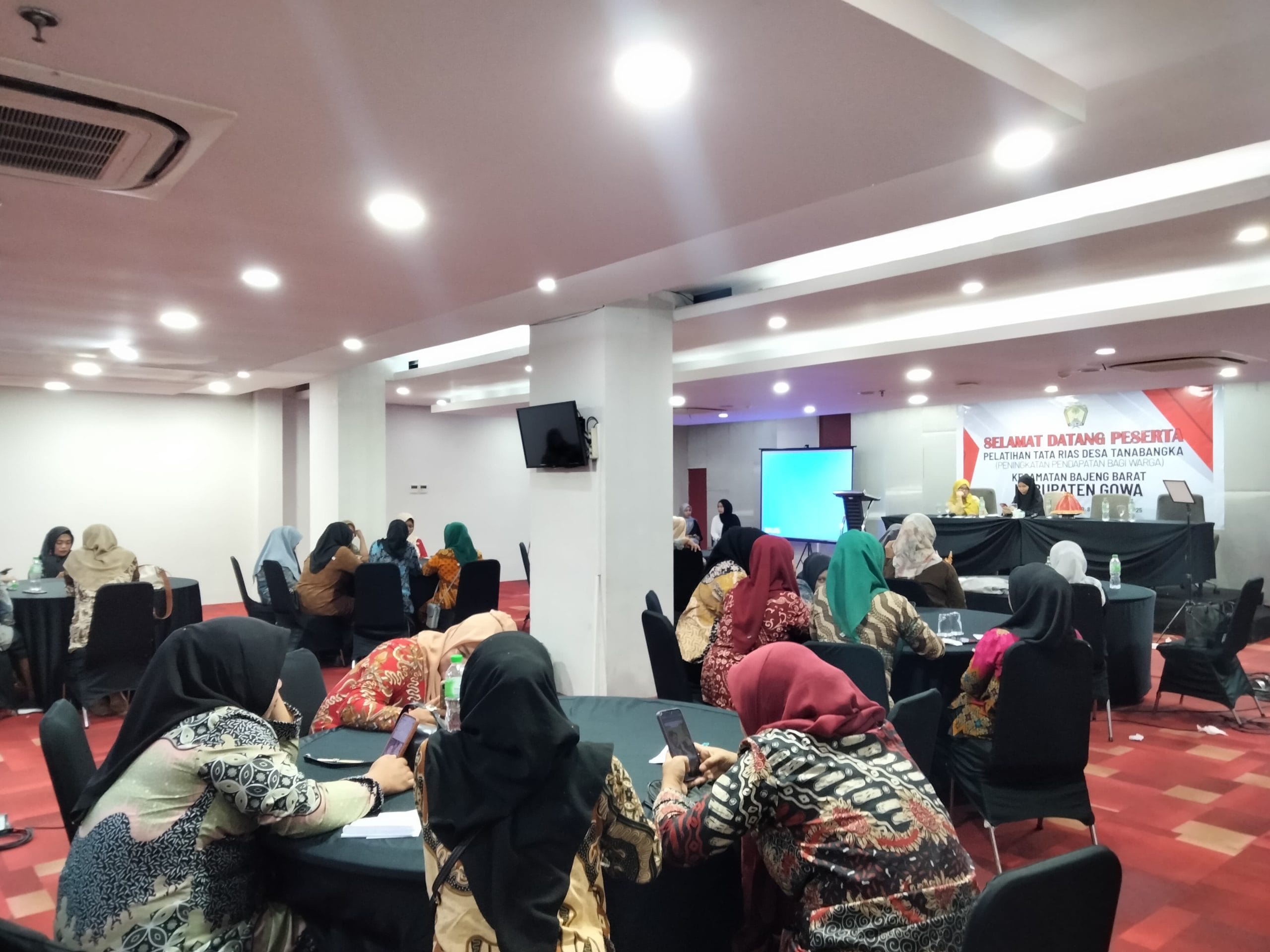 Tingkatkan Keterampilan Warga, Desa Tanabangka Gowa Gelar Pelatihan Tata Rias