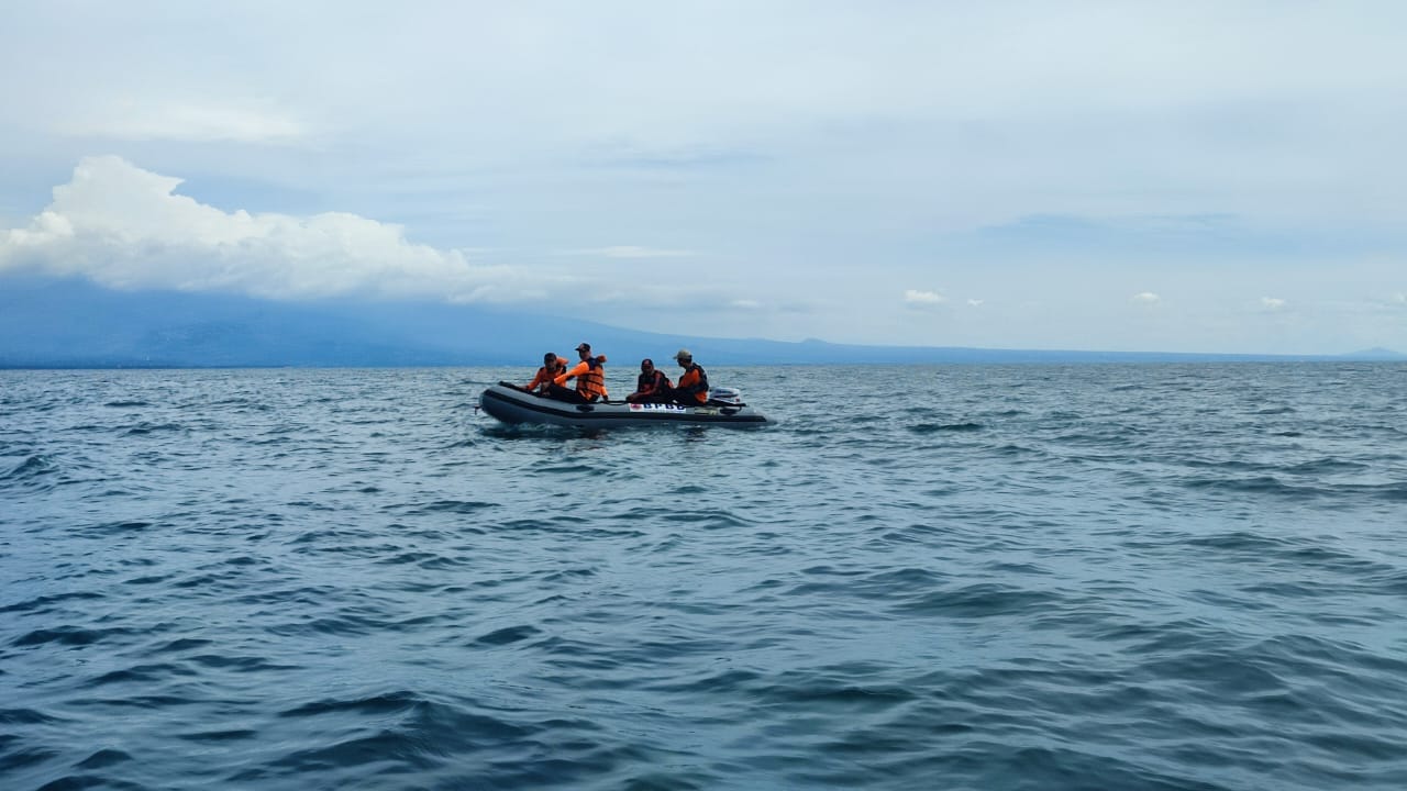Tim Sar Gabungan evakuasi jenazah 1 orang ABK yang terjatuh ke laut