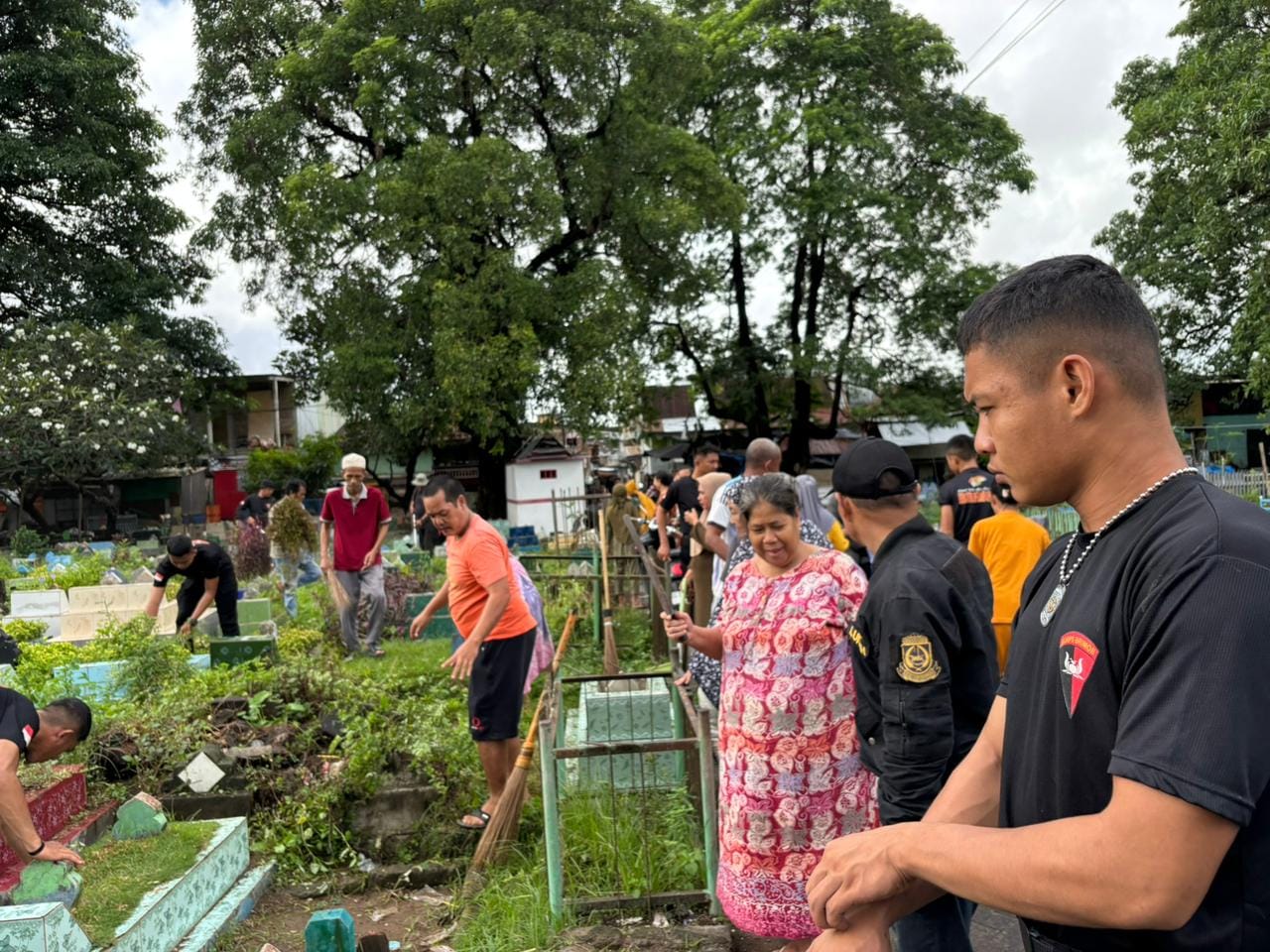Pasca Perang Antara Warga, Brimob–TNI Gelar Gotong Royong di TPU Boroanging Tallo