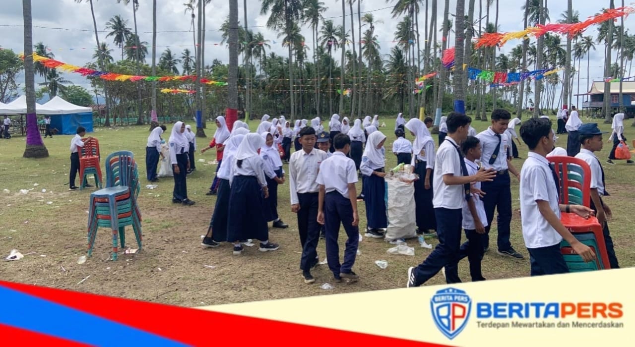 Siswa Siswi SMPN 3 Suppa Ikut Berpartisipasi dalam Kerja Bakti di Lokasi Pantai Lowita