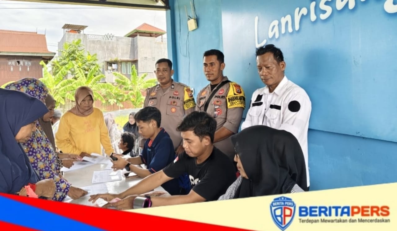Bhabinkamtibmas Polsubsektor Lanrisang Kawal Penyaluran BLTS Kesra di Kantor Camat Lanrisang