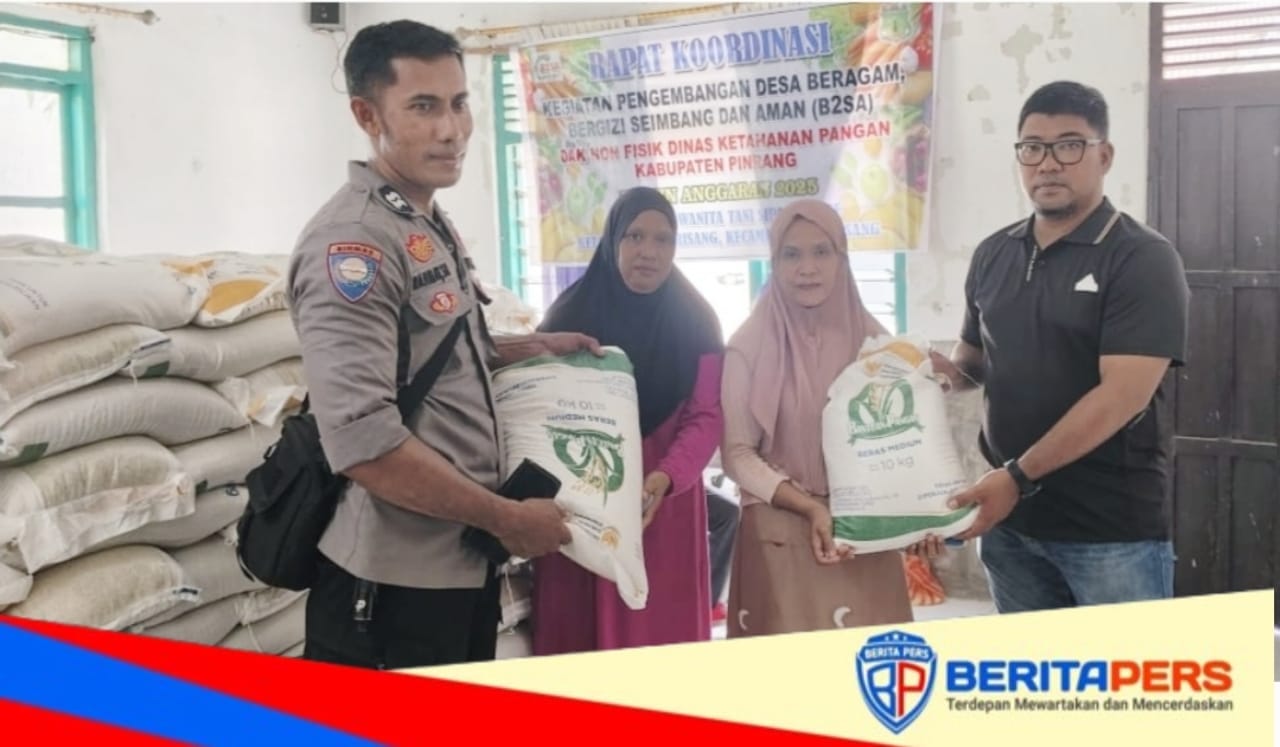 Bhabinkamtibmas Kawal Penyaluran Bantuan Pangan di Kelurahan Lanrisang, Proses Berjalan Kondusif