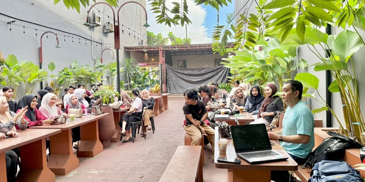 Ciptakan Suasana Santai, Kaprodi Manajemen STIMI YAPMI “Ngopi” Bareng Mahasiswa Semester Akhir di Between Cafe
