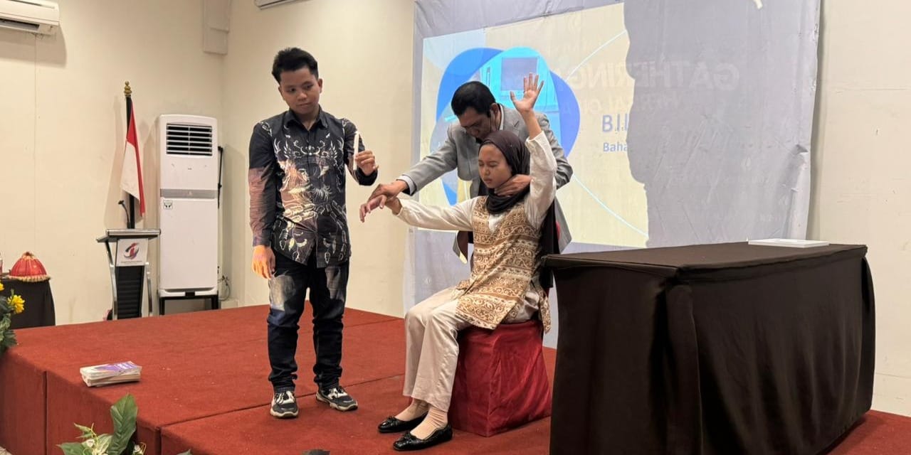 Simulasi Hypnosis dan NLP kepada salah satu peserta