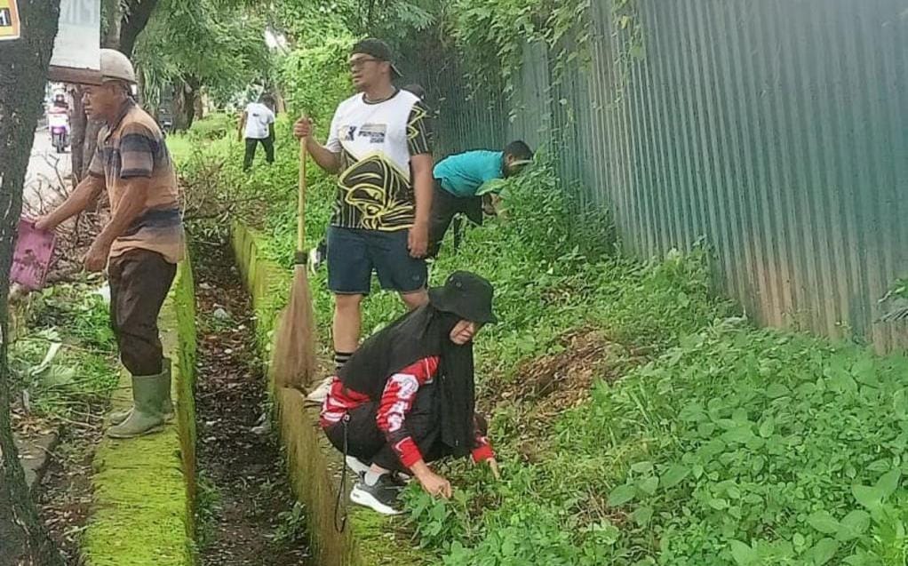 Warga Jalan Beringin Resah, Pohon Tumbang Mengintai Keselamatan — Camat Somba Opu Turun Langsung  dan Kerja Bakti