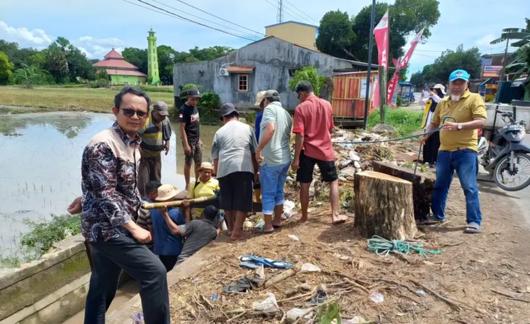 Respons Cepat! Kades Bontokassi dan Balai Pompengan Bantu Warga Atasi Penyumbatan Irigasi