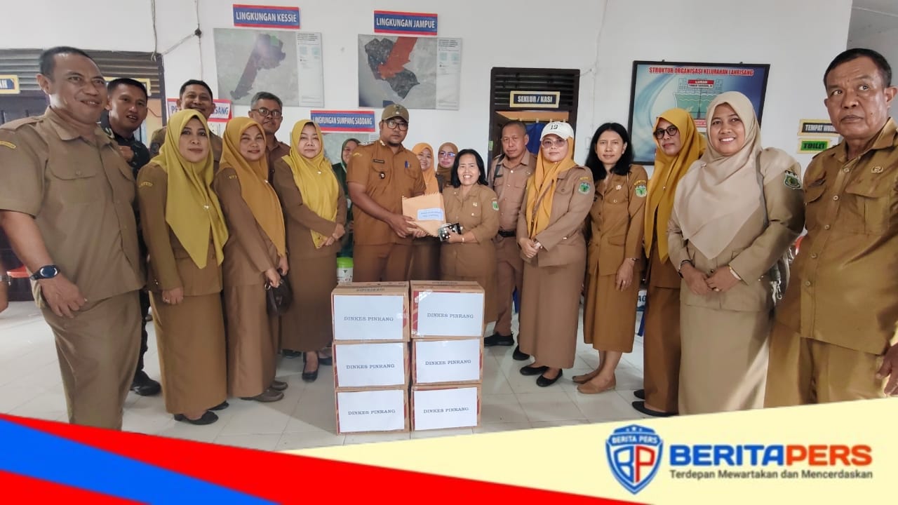 Dinas Kesehatan Kabupaten Pinrang Salurkan Bantuan Uang Tunai untuk Korban Puting Beliung di Kelurahan Lanrisang