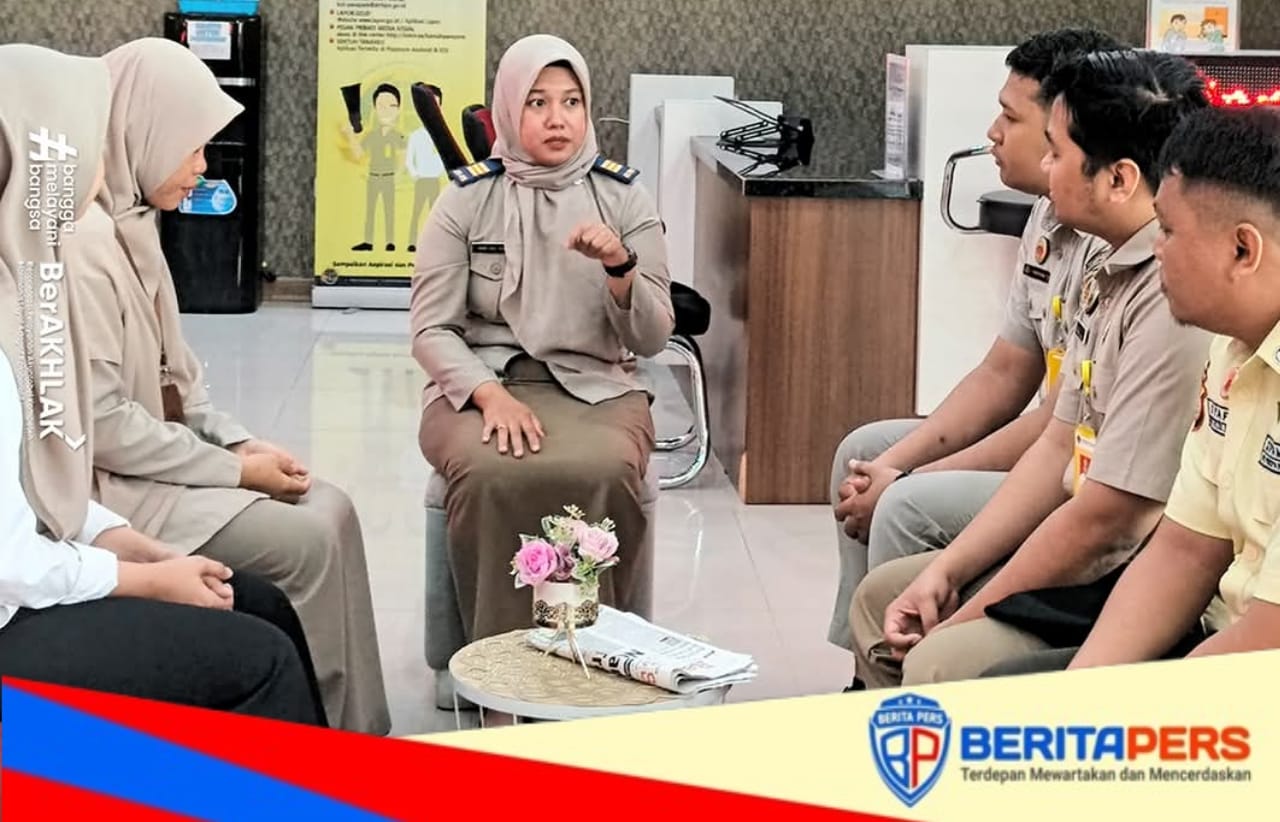 Briefing Petugas Front Office Tekankan Ketelitian Verifikasi Berkas dan Respons Pengaduan Masyarakat