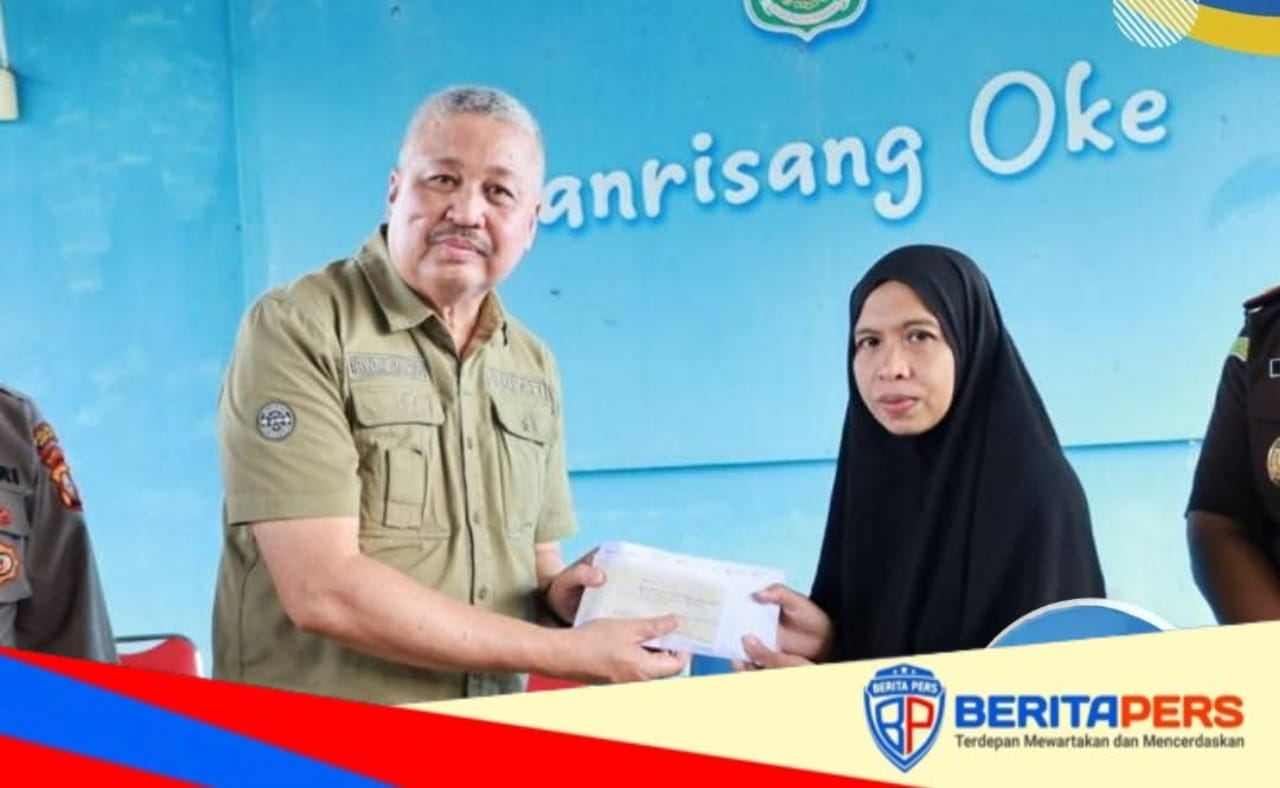 Pemkab Pinrang Serahkan Dana Stimulan Perbaikan Rumah Korban Bencana Angin Puting Beliung
