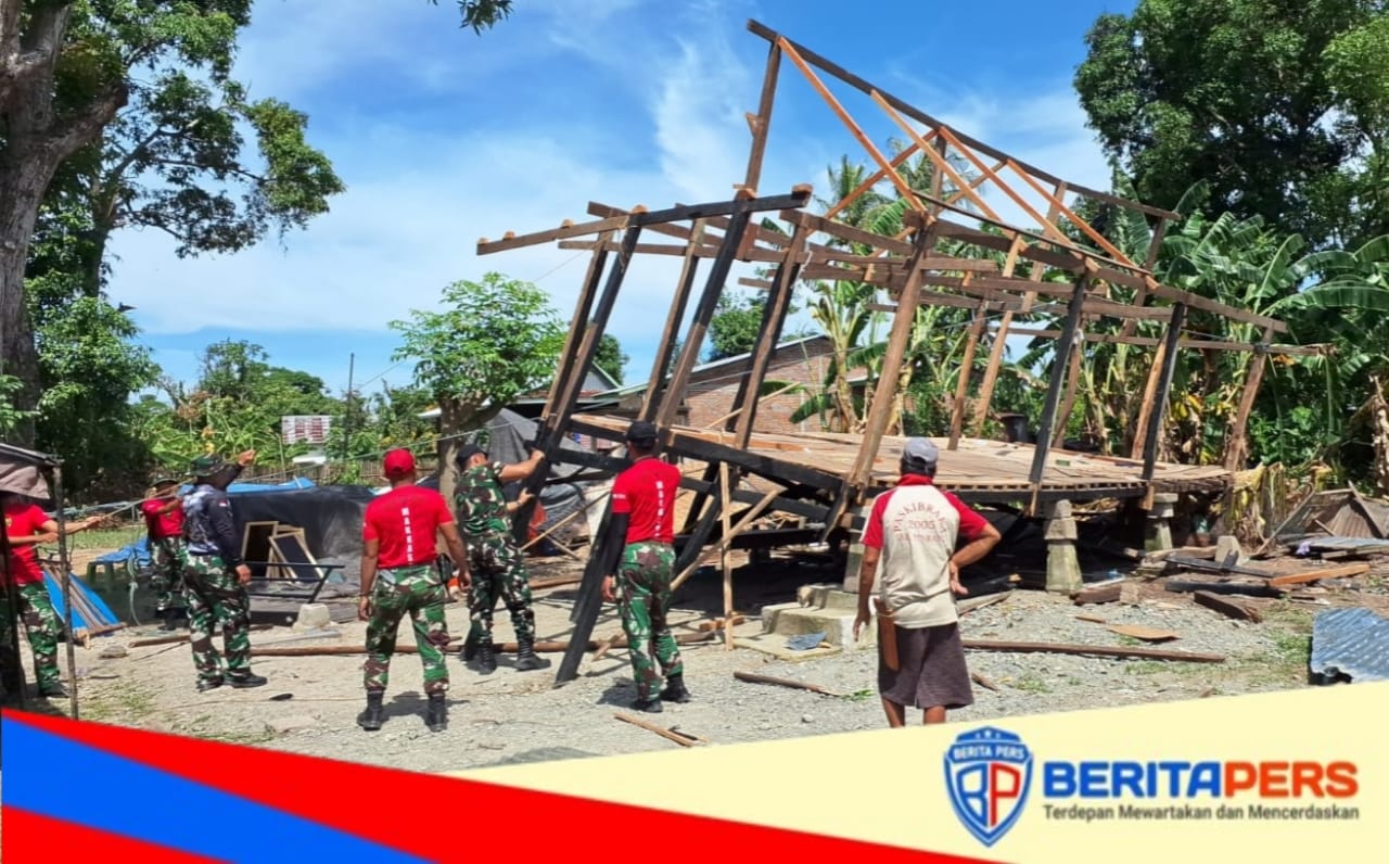 Prajurit TNI Yonif 721 Memasuki Hari ke Empat Perbaiki Rumah Warga Korban Puting Beliung