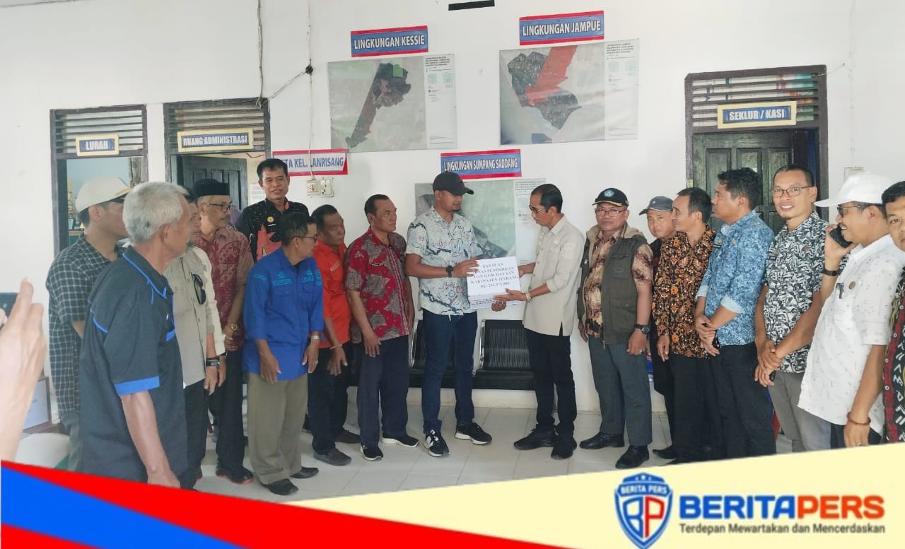 Kadis Pendidikan Pinrang Serahkan Bantuan 200 Juta untuk Korban Puting Beliung di Lanrisang