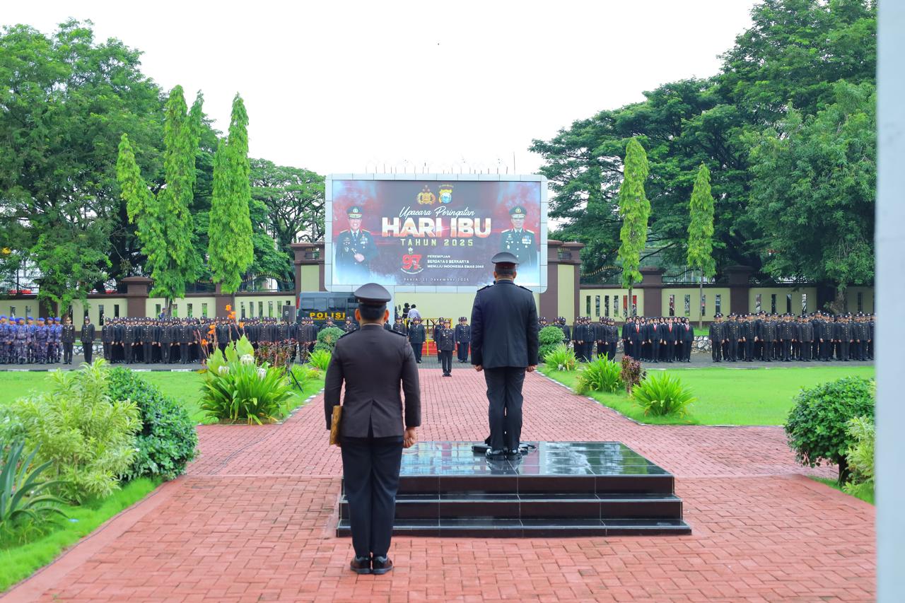 Polda Sulsel Gelar Upacara Pengibaran Bendera Merah Putih Peringati Hari Ibu ke-97 Tahun 2025