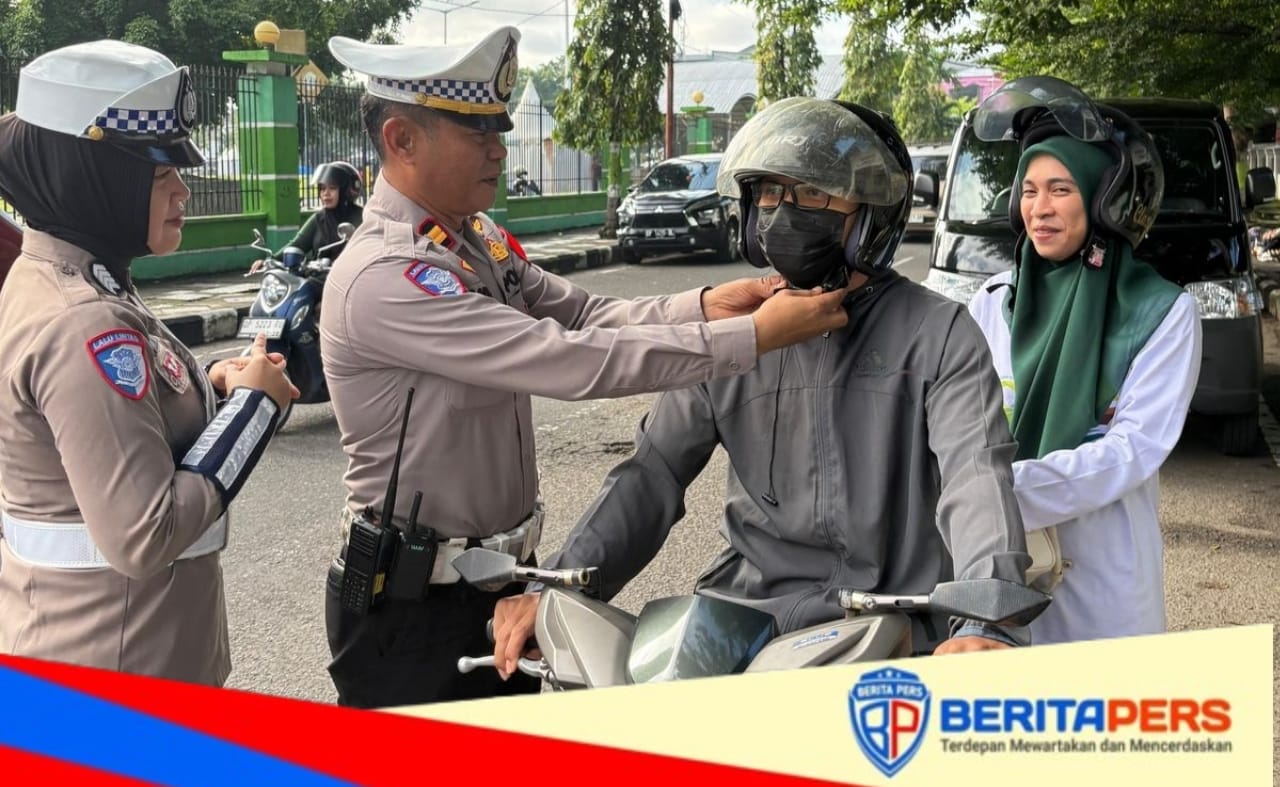Operasi Lilin 2025, Sat Lantas Polres Parepare Edukasi Pengendara Wajib Gunakan Helm