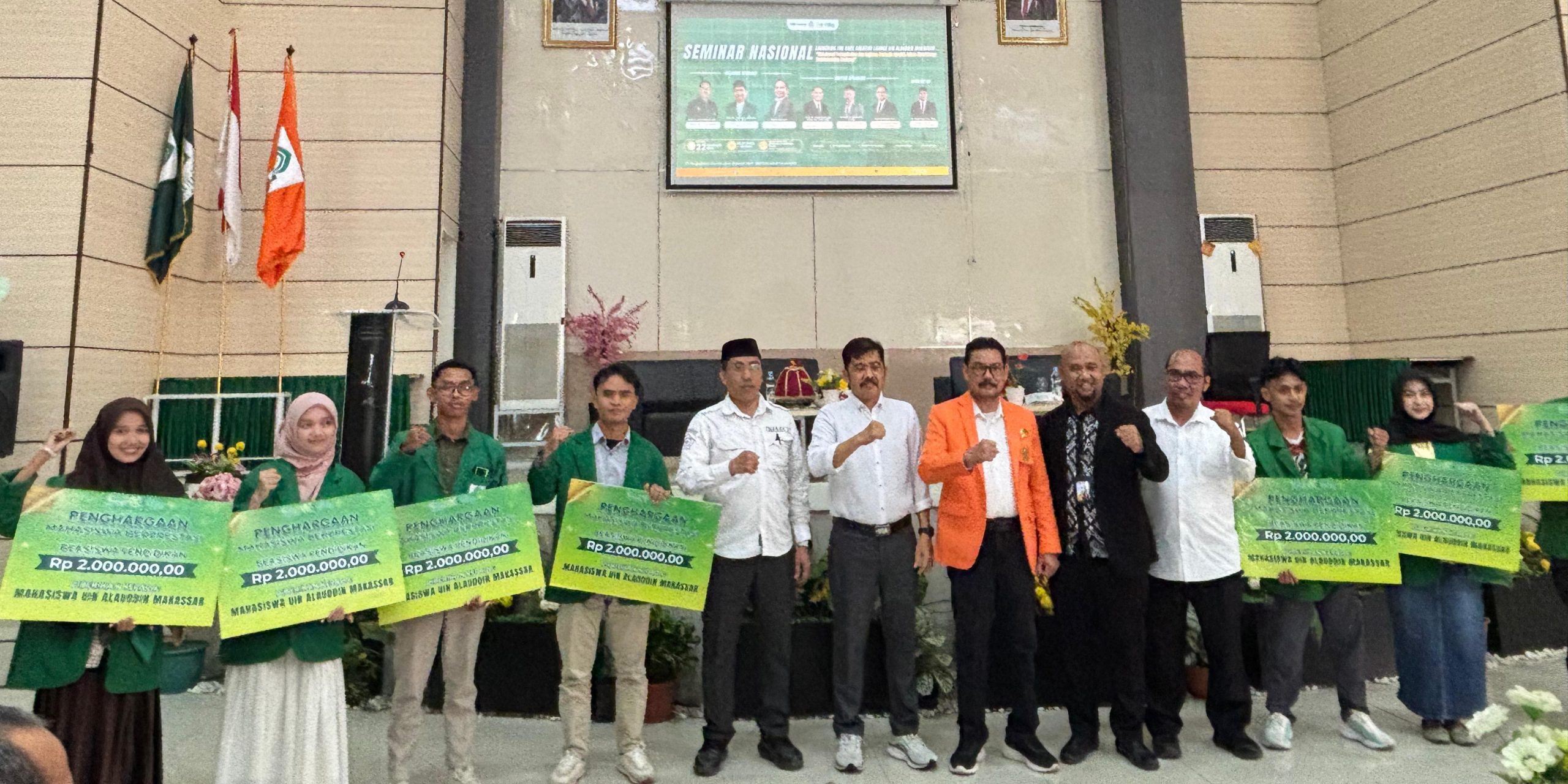Panen Tujuh Trofi, Mahasiswa UIN Alauddin Makassar Terima Tabungan Emas Pegadaian Syariah