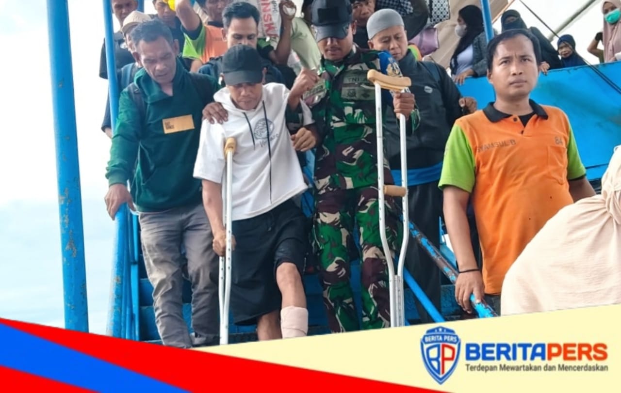 Pos TNI AL Pinrang Sigap Evakuasi Penumpang Sakit KM Lambelu di Pelabuhan Nusantara Parepare