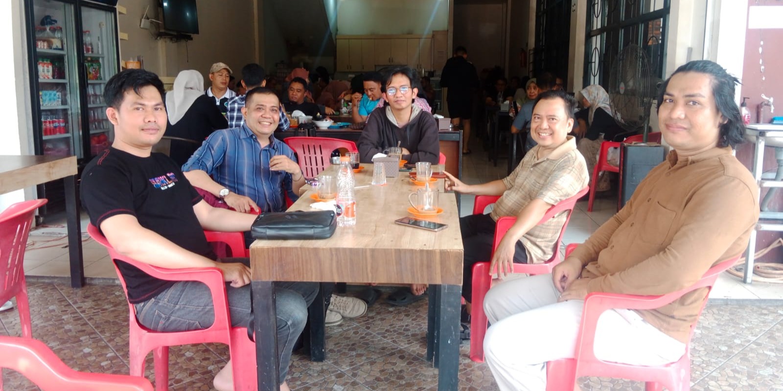 Suasana Hangat di Café Om Ben: Cara Civitas Akademika STIMI YAPMI Makassar Pererat Silaturahmi di Sela Libur