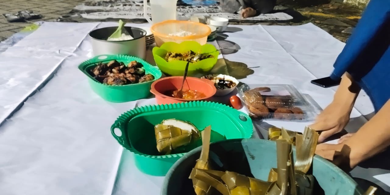 Di Bawah Langit Penghujung Tahun, Sepotong Ketupat, dan Pallumara