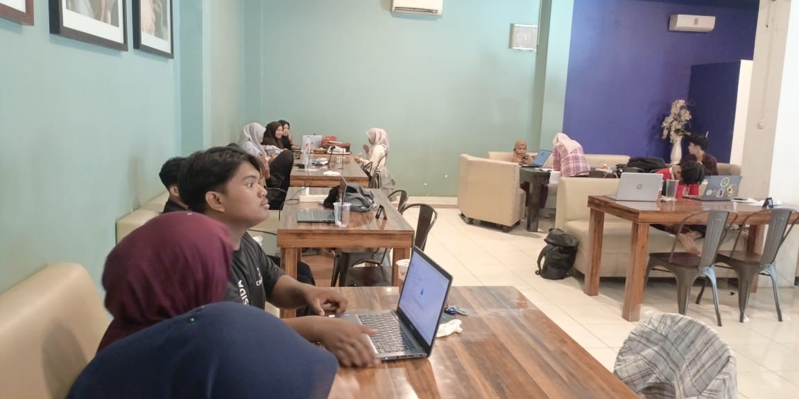 Meja Kafe, Waktu Bekerja dengan Cara Berbeda