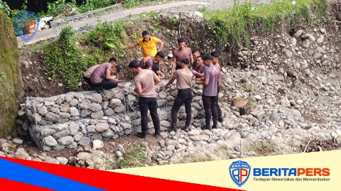 Satbrimob Polda Sulsel Bangun Jembatan Darurat di Desa Nepo, Barru
