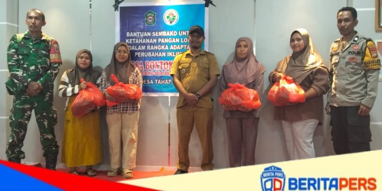 Kades Bontokanang Serahkan Bantuan Sembako Dukung Ketahanan Pangan Lokal Adaptasi Perubahan Iklim